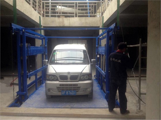 安裝中的載車導軌式升降平臺