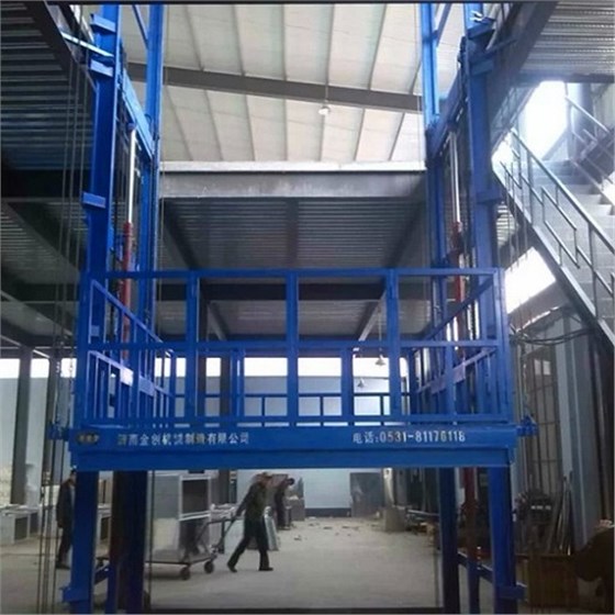 主體采用工字鋼材料導(dǎo)軌升降機(jī)，其主體面積窄，適用于空間小，工作臺面擴(kuò)大的工作環(huán)境