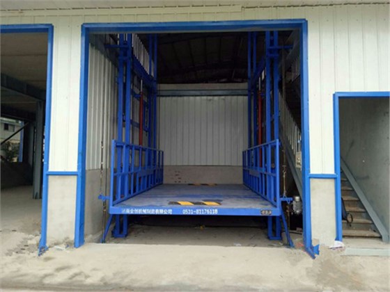 室內載車使用導軌式升降機