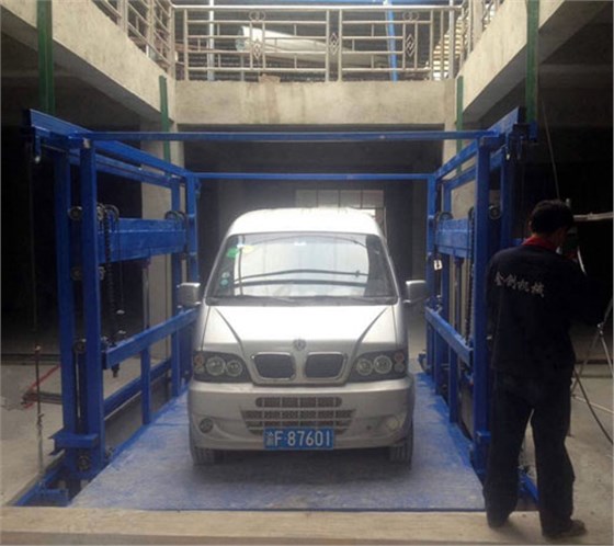 安裝中的載車導軌式升降機 