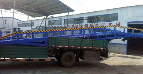 移動式登車橋裝車發(fā)貨