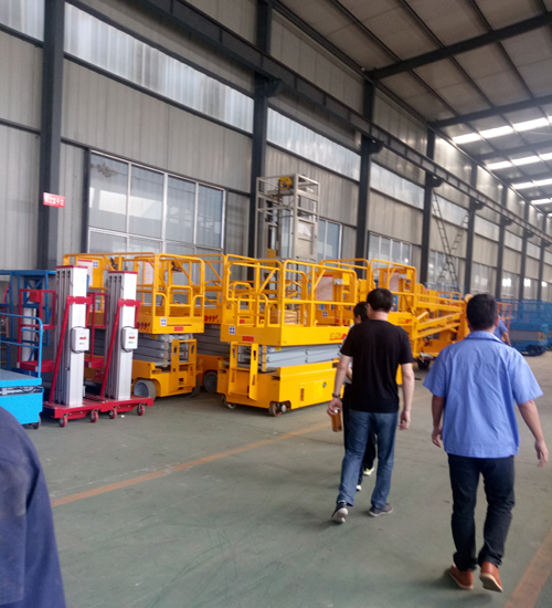 上海客戶來公司考察剪叉式自行走升降機(jī) 上海客戶來公司考察剪叉式自行走升降機(jī)