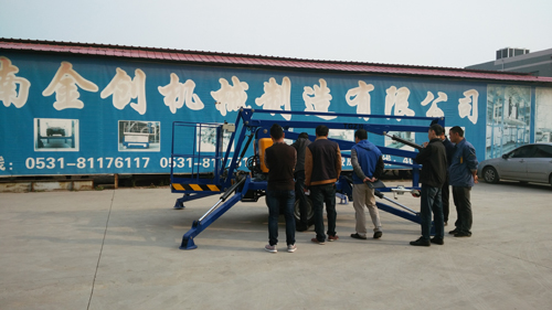 拖著折臂升降機