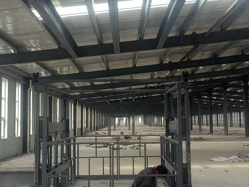 6臺導軌式升降機 6臺導軌式升降機