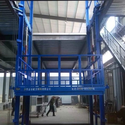 主體采用工字鋼材料導軌升降機，其主體面積窄，適用于空間小，工作臺面擴大的工作環境