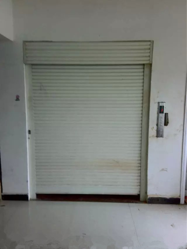 帶電動連鎖卷簾門升降貨梯