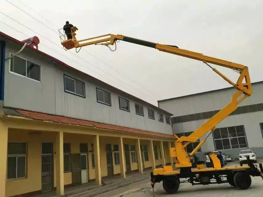 自行走曲臂式升降機，行走動力、可以選用柴油機或電瓶，升高8-16米。