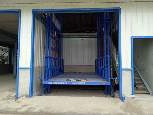 室內(nèi)載車使用導(dǎo)軌式升降機(jī)