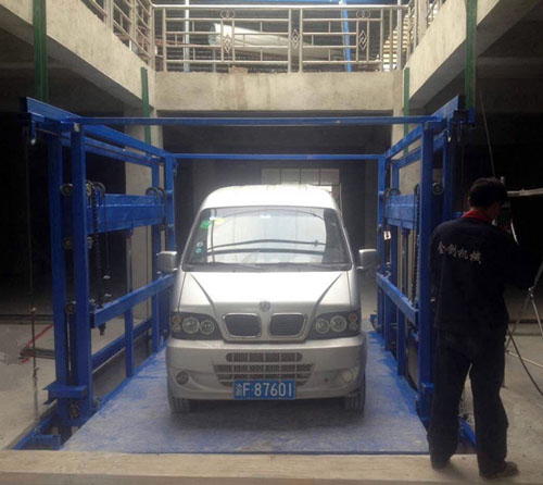 安裝中的載車導(dǎo)軌式升降機(jī) 