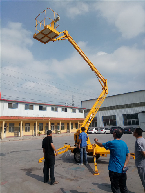 客戶來公司考察，拖車折臂式升降機(jī)，升高8-20米，載重260公斤，最大延伸工作距離2-8米